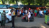 Pihak kepolisian berjaga-jaga demi kelancaran acara. (Mauludi/detikhot)