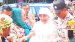 Dibalut Busana Serba Putih, Nani Widjaja Datang ke Masjid Kasepuhan