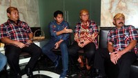 Hadir dalam acara tersebut Mantan Ketua MPR RI Sudarto Danusubroto yang berbincang dengan Ketua Umum Taruna Merah Putih Maruarar Sirait, Walikota Solo FX Hadi Rudyatmo, Walikota Semarang Hendrar Prihadi dan Wakil Walikota Semarang Hevearita G Rahayu. Dok, Timses Ahok-Djarot.