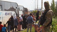 Pihak Iran dan milisi Syiah yang juga sekutu rezim Assad dilaporkan menambah syarat kesepakatan dengan meminta evakuasi juga dilakukan pada dua desa Syiah di Idlib, Fuaa dan Kafraya. Hal itu beberapa kali memicu penundaan proses evakuasi yang berlangsung sejak Kamis (15/12). Pool/Social Media Website via Reuters.