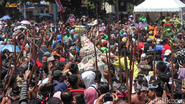 Ribuan Warga Magelang Memperebutkan 1.111 Gethuk Ribuan Warga Magelang Memperebutkan 1.111 Gethuk