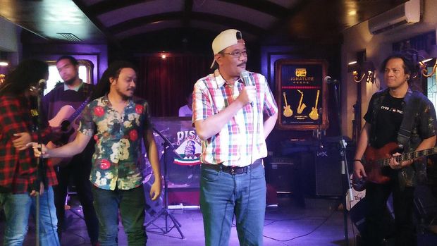 Saat bernyanyi, Djarot sempat membalikkan posisi topinya