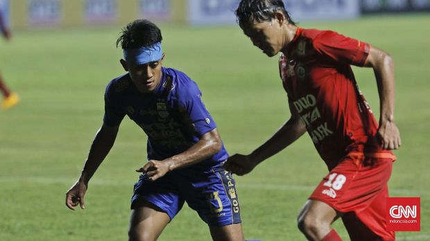 Febri Hariyadi (kiri) menjadi salah satu pemain yang tidak dibawa Persib dalam laga uji tanding di Tasikmalaya, Sabtu (24/2).