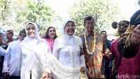 Nani Widjaja dan Ajip Rosidi tampak sangat bahagia. (Noel/detikhot)