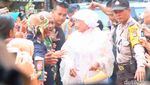 Dibalut Busana Serba Putih, Nani Widjaja Datang ke Masjid Kasepuhan