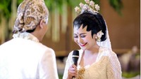 Pernikahan tersebut digelar dengan adat Jawa. (dok.Instagram/WHY moments)