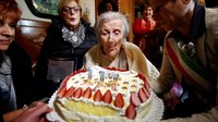 Emma Morano yang berusia 117 tahun dan 137 hari, lahir pada 29 November 1899. Tepatnya sebelum Wright bersaudara terbang mengudara. Hidupnya pun membentang selama tiga abad dan telah melewati dua Perang Dunia. REUTERS/Alessandro Garofalo/File Photo.