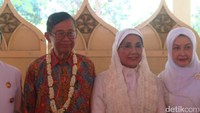 Ajip Rosidi kini genap berusia 79 tahun dan Nani Wijaya 72 tahun. (Mauludi/detikhot)