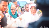 Ia tampak didampingi oleh sahabatnya, aktris senior Conny Sutedja. (Mauludi/detikhot)