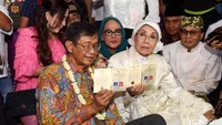 Ajip Rosidi memberikan mas kawin pada Nani Widjaja perhiasan senilai 50 gram. Pool/Noel/detikFoto.