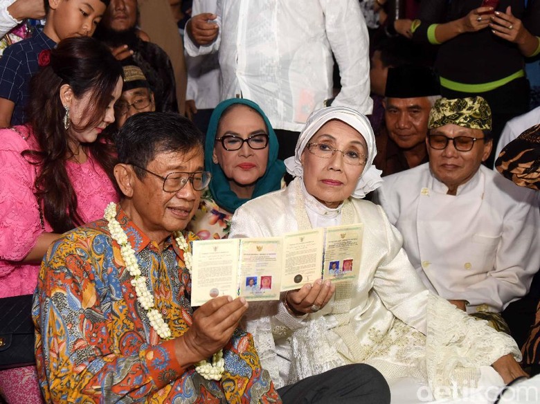 Suami Nani Widjaja Dilarikan ke IGD karena Serangan Jantung? Suami Nani Widjaja Dilarikan ke IGD karena Serangan Jantung?