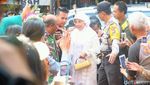 Dibalut Busana Serba Putih, Nani Widjaja Datang ke Masjid Kasepuhan
