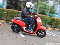 Merasakan Skuter Scoopy Anyar dengan Pelek 12 Inci