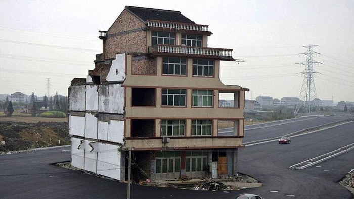 Rumah paku yang bertahan di tengah proyek China