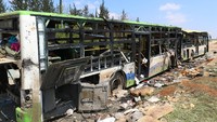 Saat kejadian, konvoi bus tersebut mengangkut setidaknya 5 ribu orang termasuk warga sipil dan ratusan petempur pro-pemerintah, yang dibolehkan untuk keluar dari dua desa Syiah yang dikepung para pemberontak, sesuai kesepakatan evakuasi. REUTERS/Ammar Abdullah.