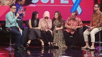 Sang ibu, Sri Wulansih tampak tak kuasa menahan air matanya. Pool/Ismail/detikFoto.