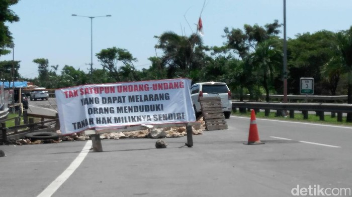 Tuntut Ganti Rugi Lahan, Warga Tutup Jalan Tol Makassar