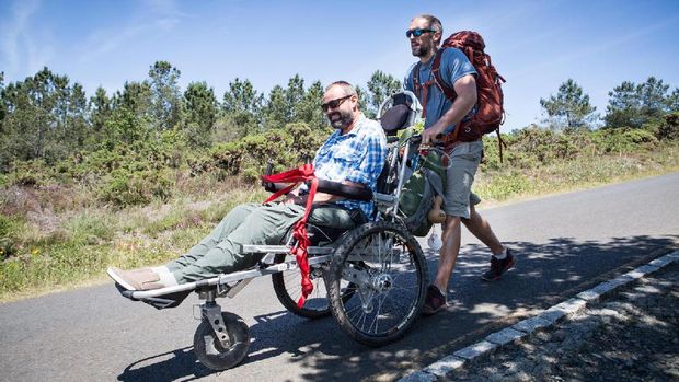 Pria Ini Trekking 800 Km Sembari Dorong Temannya yang Sakit Langka