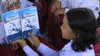 Salah seorang siswa tengah menunjukan sebuah buku bertajuk Lamunan Cerita Tradisional. Pool/Wisma Putra.