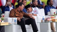 Basuki Tjahaja Purnama (Ahok) dan Sandiaga Uno berbincang di sela-sela deklarasi damai Pilgub DKI putaran dua.