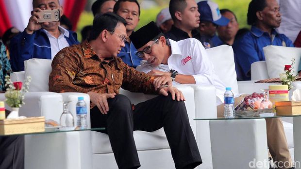 Ahok dan Sandiaga duduk bersebelahan