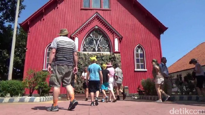 Wisatawan Kapal Pesiar Asal Australia Kunjungi Gereja Merah