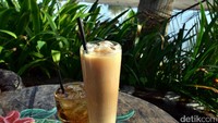 Segelas virgin mojito hingga es cappuccino bisa Anda nikmati sambil melihat pemandangan sunset.