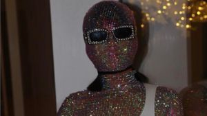Ini Baju Seksi Rp 75 Juta Favorit Artis Dunia Tampil Bling Bling di 2017