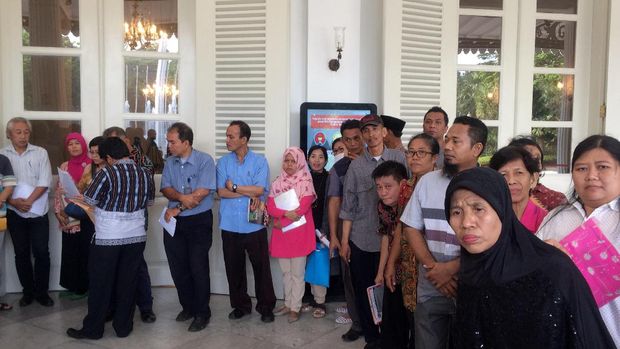 Warga antre sejak pagi hari.