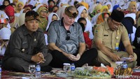 Bupati Bandung Dadang M Naser, Kepala Dinas Pendidikan Pemkab Bandung dan Fedrik bintang tamu dari Swedia juga terlihat hadir di acara tersebut. Pool/Wisma Putra.