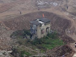 Deretan Rumah Paku yang Bertahan dari Gusuran