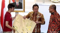 Ketum HIPMI Jaya Afifuddin Suhaeli Kalla menunjukkan produk lukisan tembok (wall painting) kepada Kepala Badan Ekonomi Kreatif Triawan Munaf.