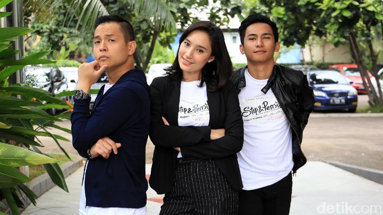 Dalami Peran Anak SMA, Ernest Prakasa Banyak Nonton YouTube Dalami Peran Anak SMA, Ernest Prakasa Banyak Nonton YouTube