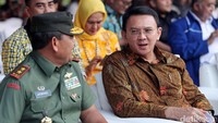 Basuki Tjahaja Purnama (Ahok) berbincang dengan Pangdam Jaya Mayor Jenderal Jaswandi di sela-sela deklarasi damai Pilgub DKI putaran dua.