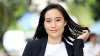 Tak butuh usaha berlebih baginya untuk terlihat cantik di depan kamera.