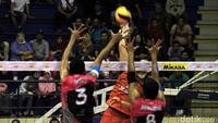 Pemain bola voli putra Jakarta BNI Taplus melepaskan smes pada pertandingan Final Four Putaran kedua Proliga 2017 di Gor C-tra Arena, Bandung, Jawa Barat, Minggu (16/4).