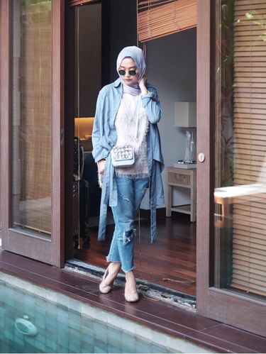 Foto 4 Model  Celana  Jeans  yang Tren Dipakai Selebgram Hijab 