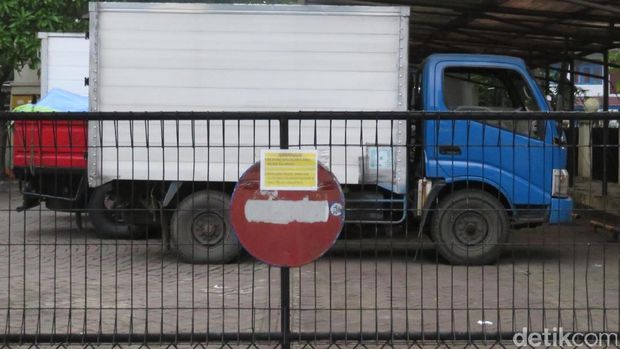 Penampakan Truk Sembako 'Serangkan Fajar' Pilgub DKI di Kalideres