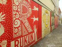 Cerita Mural Ketupat, Lampion, dan Pohon Natal di Kampung Toleransi