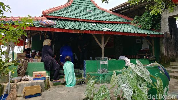 Menengok Mbah Fanani di Petilasan Syekh Dampu Awang Indramayu