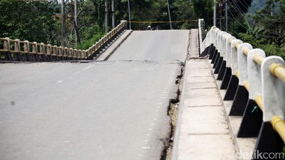 Begini Kondisi Jembatan Cipamingkis yang Patah di Bogor