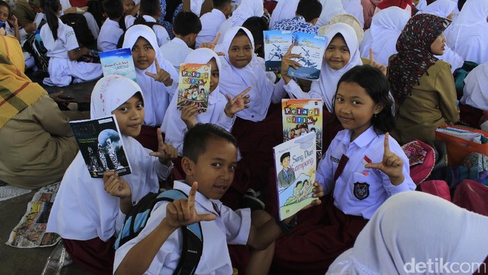 Ribuan siswa SD dan SMP mengikuti kegiatan rampak buku yang digelar di Dome Bale Rame, Soreang, Kabupaten Bandung.