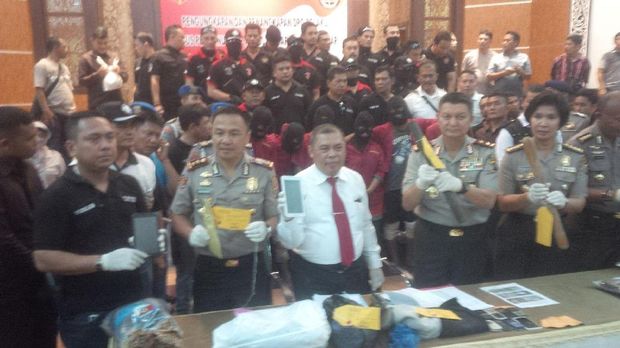 Andi Lala, Roni, dan Andi Saputra dipamerkan di Mapolda Medan.