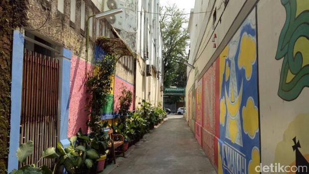 Cerita Mural Ketupat, Lampion, dan Pohon Natal di Kampung Toleransi