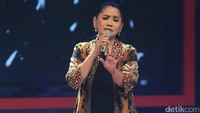 Tampak Vina Panduwinata menyumbangkan suaranya. Pool/Ismail/detikFoto.