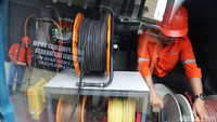 Petugas PLN tengah melakukan pengecekan tegangan menangah bawah tanah, Senin (17/4/2017).