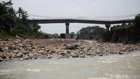 Arus sungai yang cukup deras mengikis salah satu tiang penyangga jembatan bagian tengah.