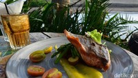 Kalau mau coba makanan beratnya, Anda bisa mencoba Tasmanian Salmon yang berukuran besar. Salmonnya dipanggang hingga matang dengan paduan saus hollandaise yang creamy. Dilengkapi dengan asparagus, selada, tomat ceri dan juga radish (lobak kecil) dan potongan baby potato yang bikin makin kenyang.