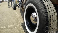 Ialah CEO bengkel Hthree Custom Garage, Hendra Hakim Harahap yang merombak Toyota Crown 1981-nya bergaya hot rod yang hampir keseluruhan dilakukan perubahan.