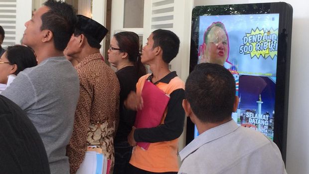 Ahok sempat melayani permintaan warga.